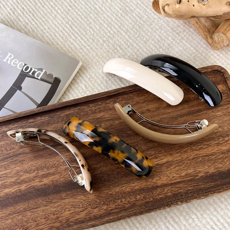 barrette cheveux exposée sur planche en bois