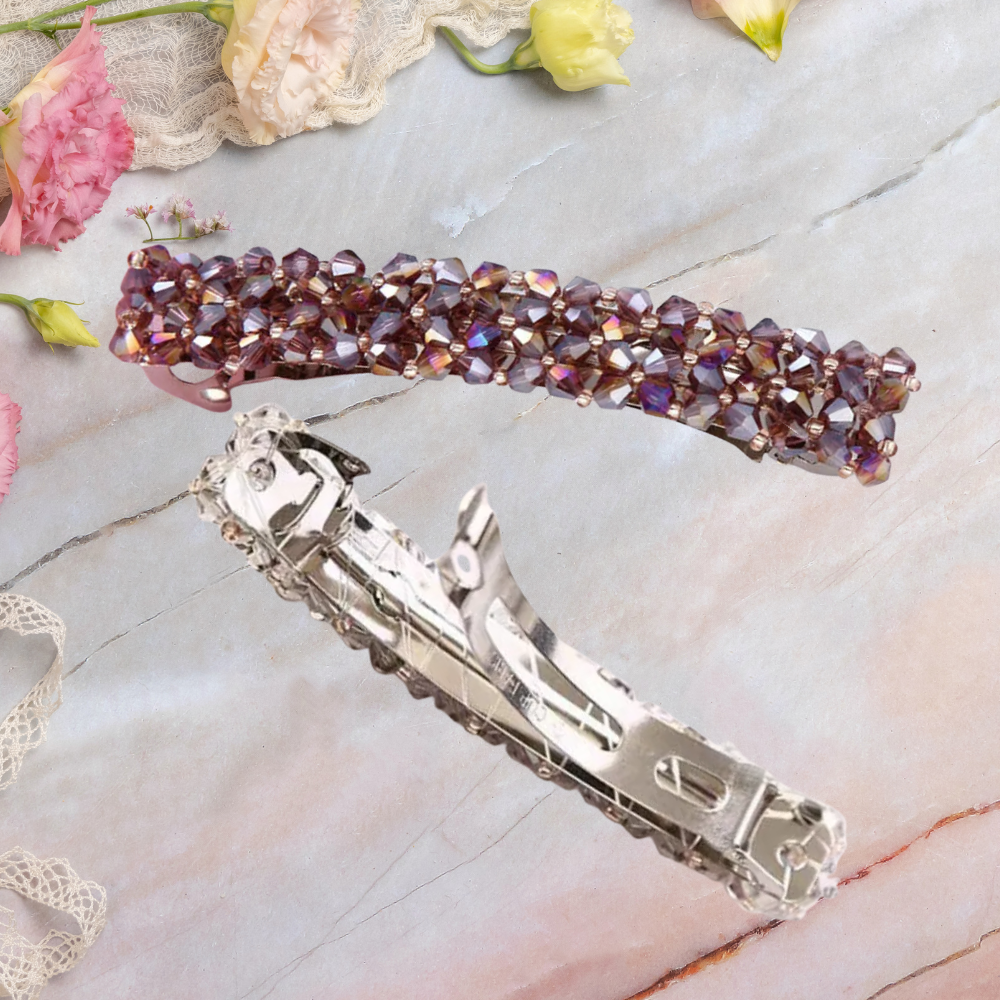 barrette cheveux femme sur table décrit l'attache arrière