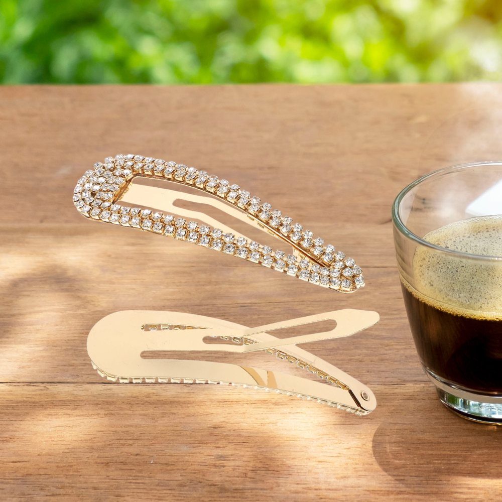 barrette pour les cheveux métal or sur table extérieur