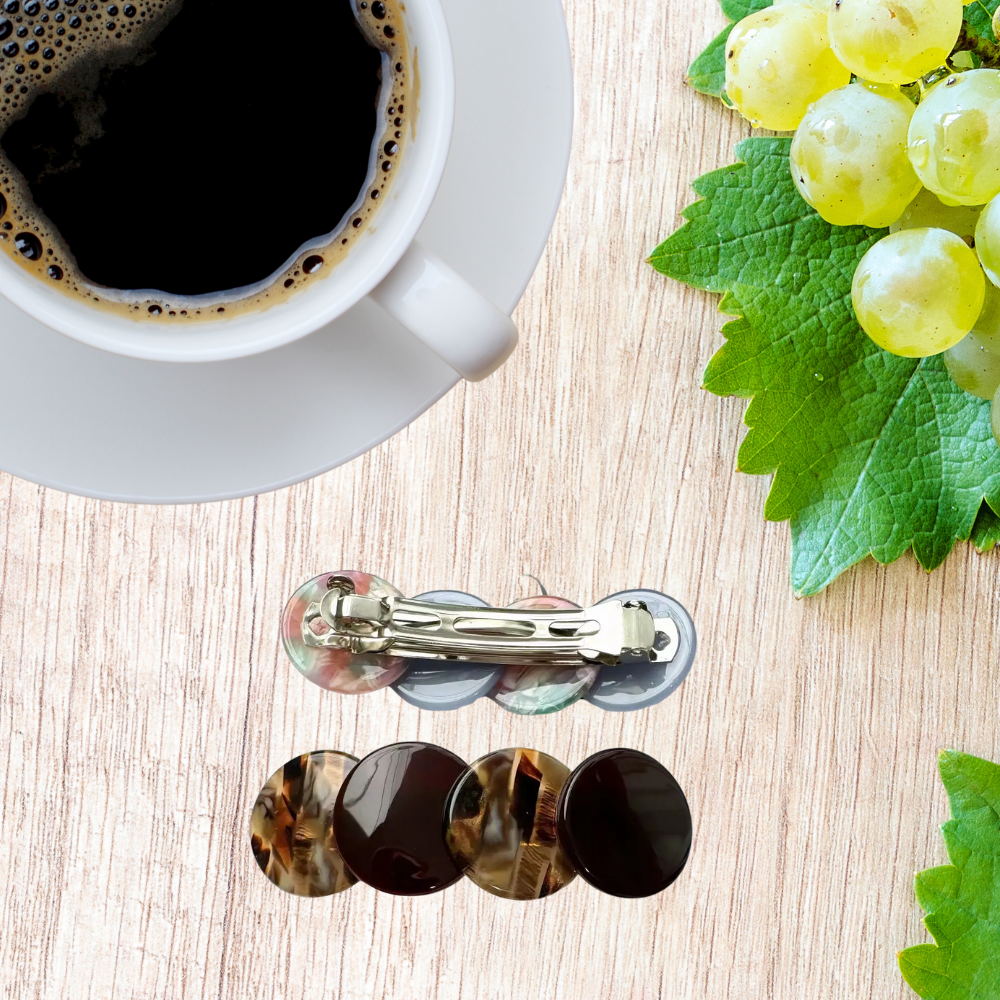 barrettes déposées sur table de cuisine