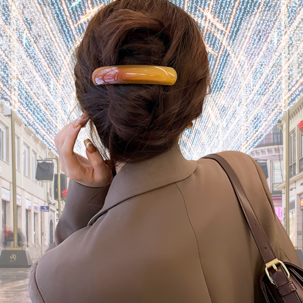 femme au centre commercial porte barrette cheveux