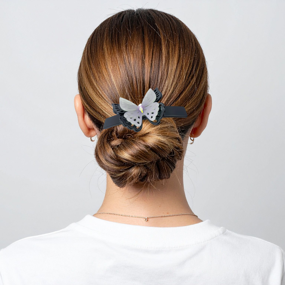 femme de dos porte barrettes papillons noir