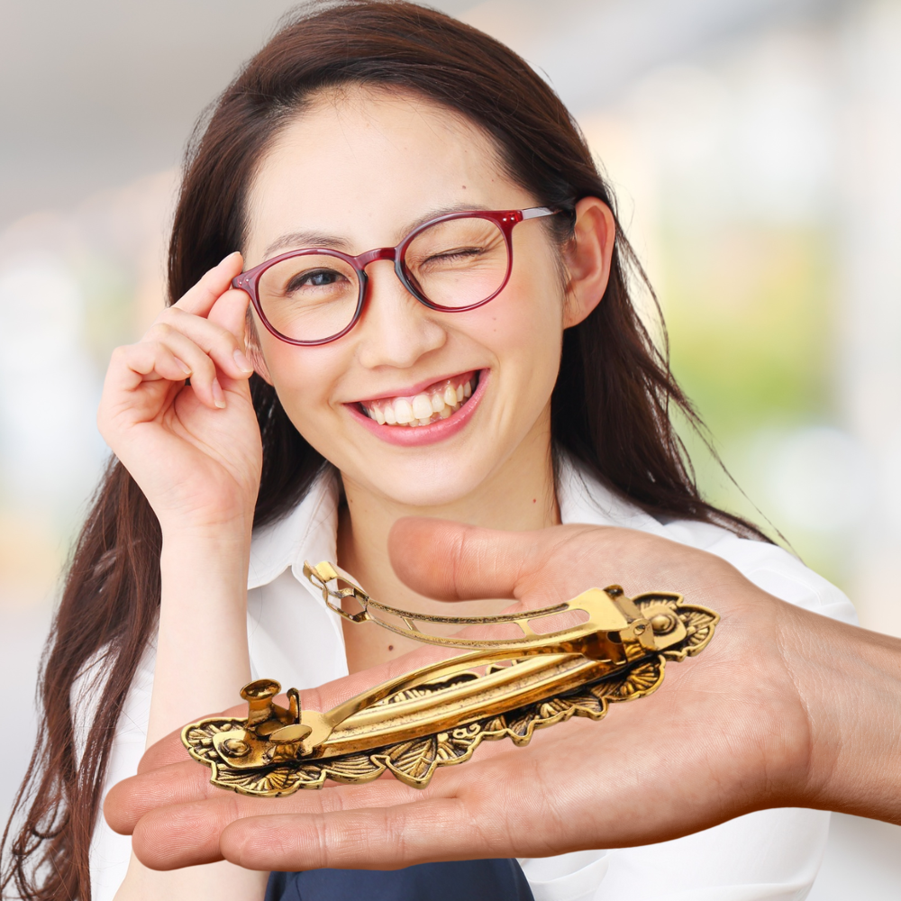 femme montre barrette pour les cheveux à son amie