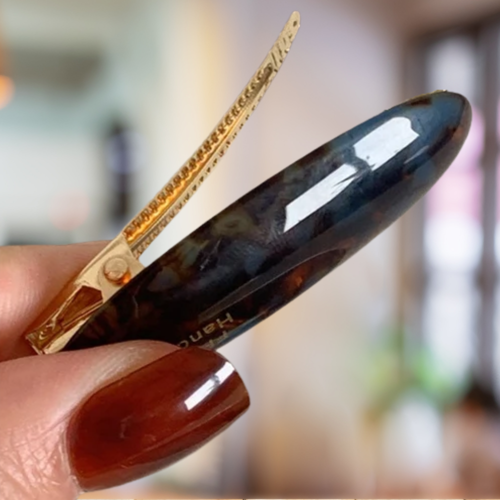 femme montre fonctionnement sa barrette cheveux