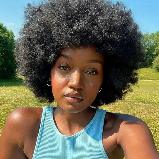 femme noire en campagne ensoleillé pose pour photographe pro