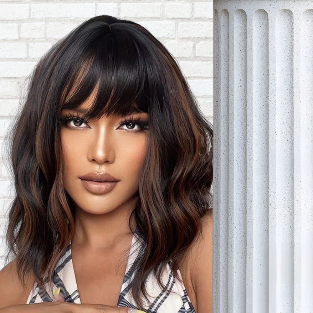 femme porte perruque brun noir accotée colonne