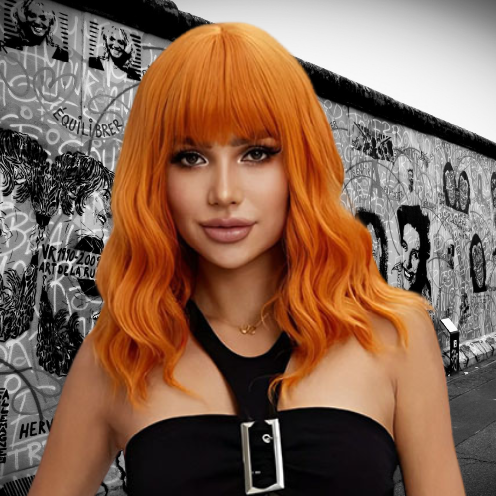 femme porte perruque orange en studio photo