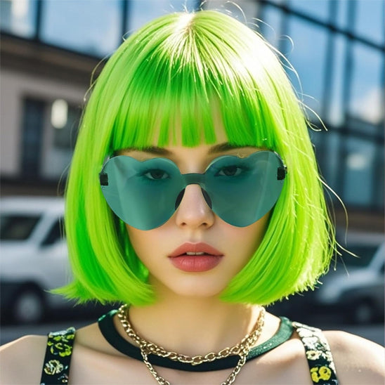 femme porte perruque vert en ville