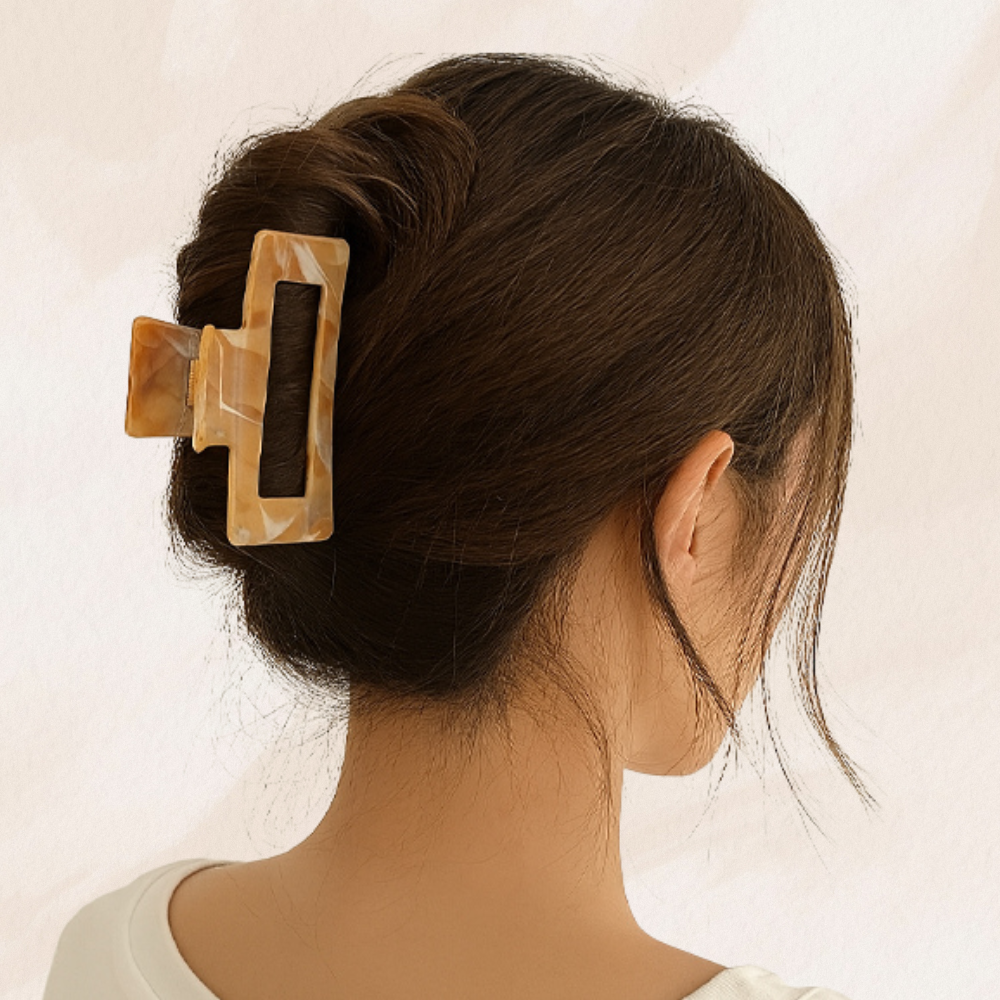 femme porte pince a cheveux brun en photo