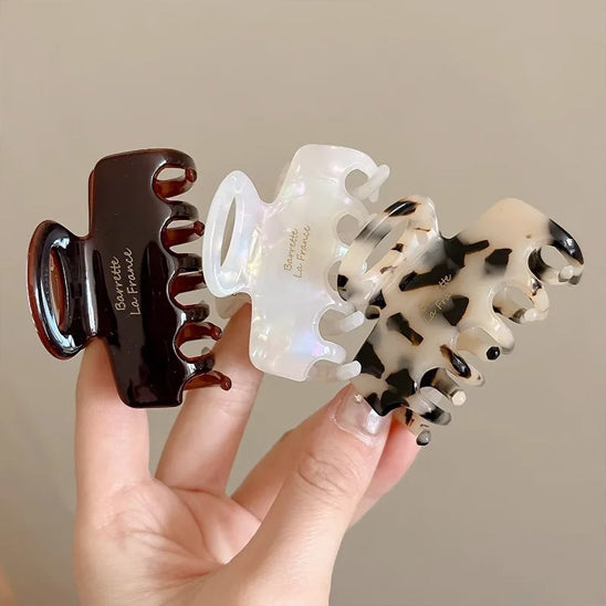 femme tient dans sa main pince a cheveux