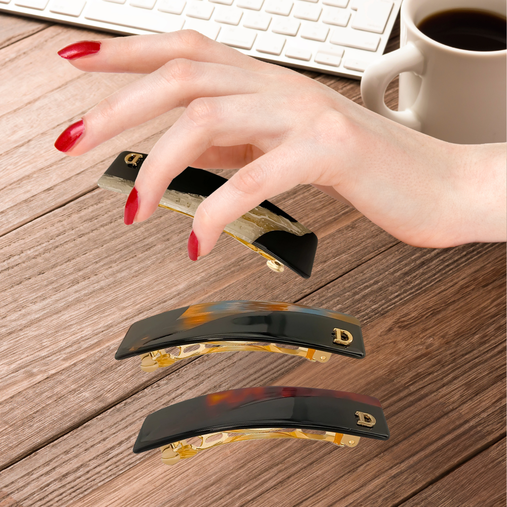 femme touche 3 barrettes sur table en bois