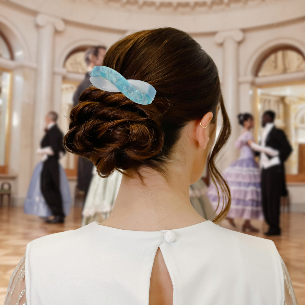 femme va au bal barrettes bleu dans ses cheveux