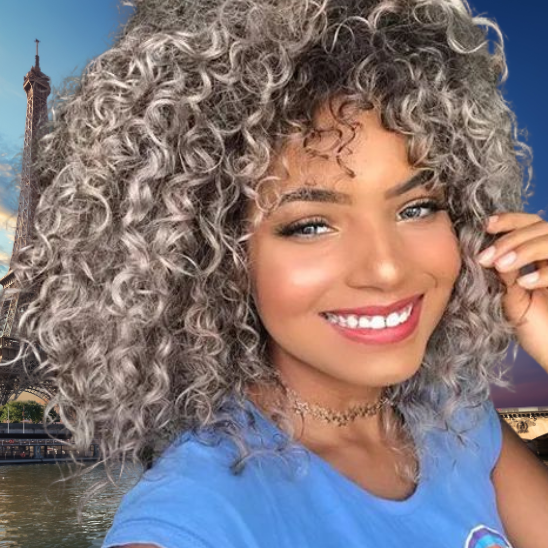 jeune femme a paris porte perruque afro noir gris