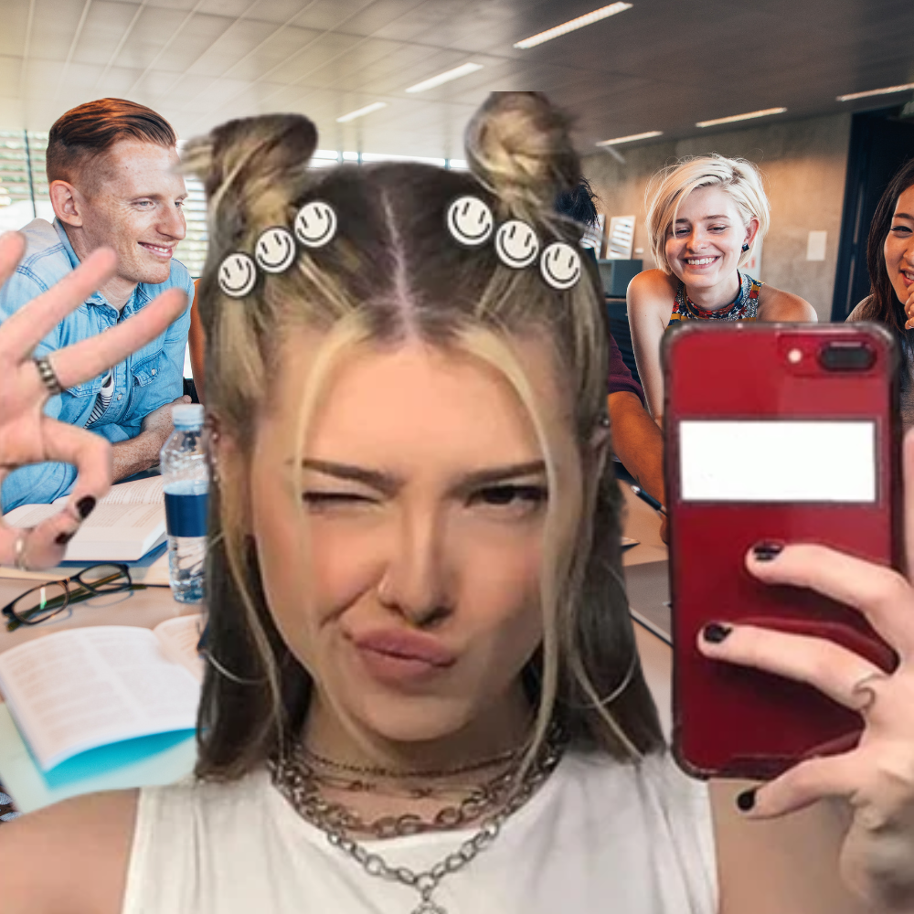 jeune femme étudie avec des amies barrette dans ses cheveux