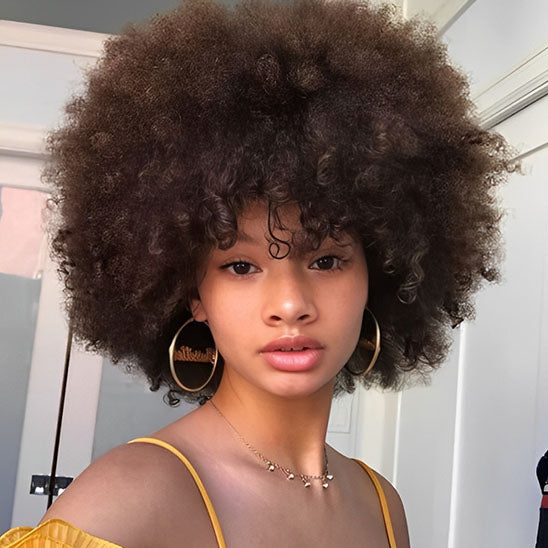 jeune femme porte sa perruque afro couleur brun naturel