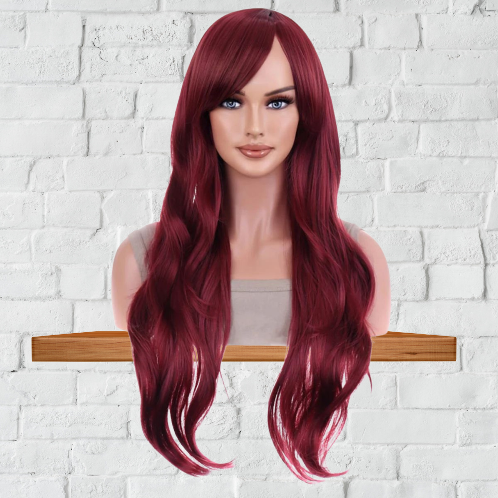 perruque femme rouge vin exposée sur étagère murale