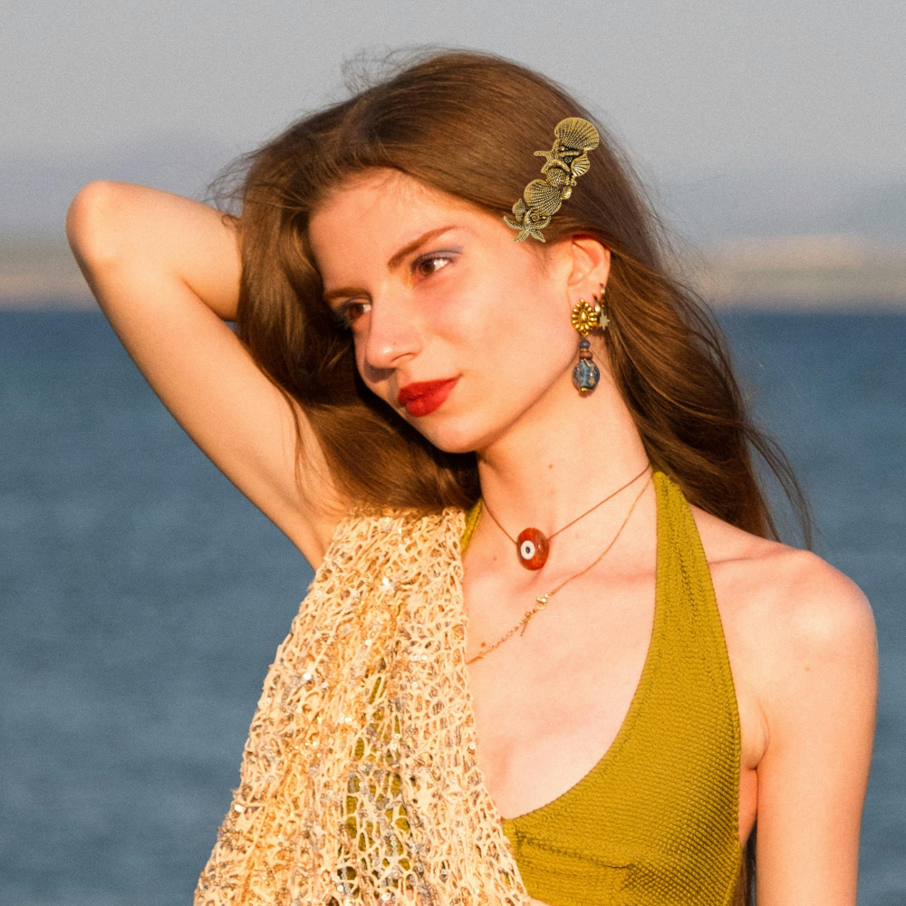 soirée plage femme porte barrette cheveux femme chic en or