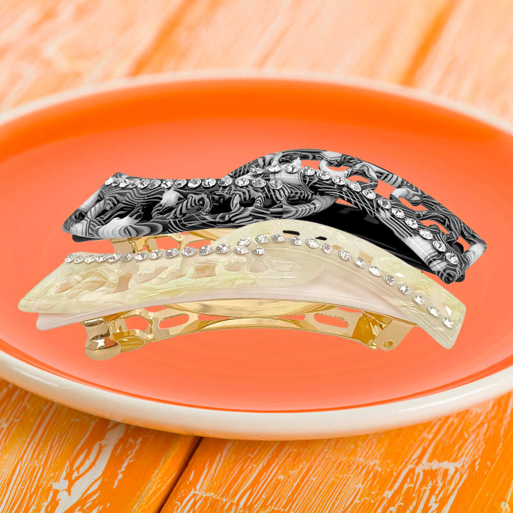 2 barrettes noir beige placées dans assiette orange