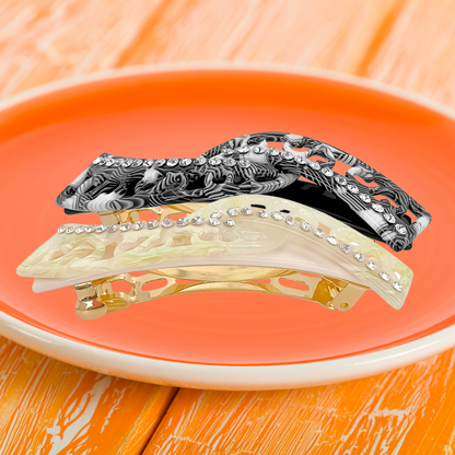 2 barrettes noir beige placées dans assiette orange