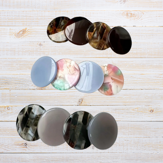 3 barrettes exposées sur table en bois