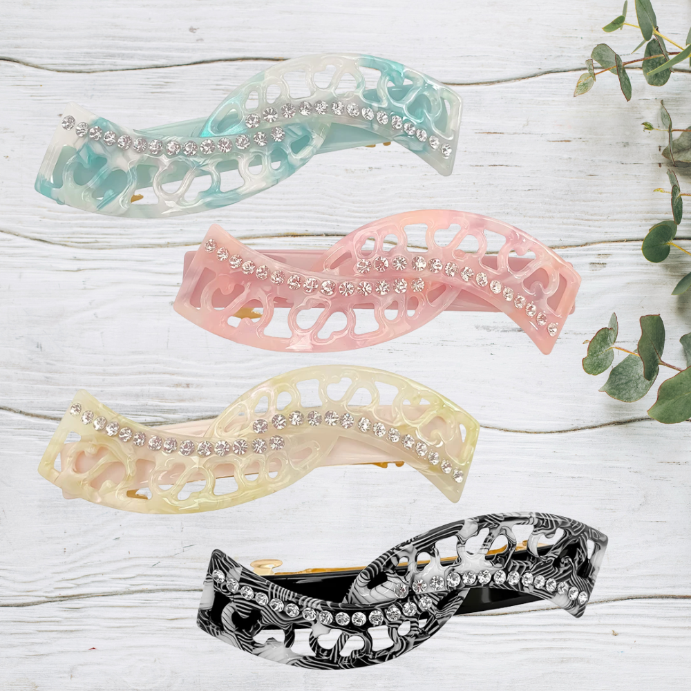 4 barrettes déposées sur table en bois blanc