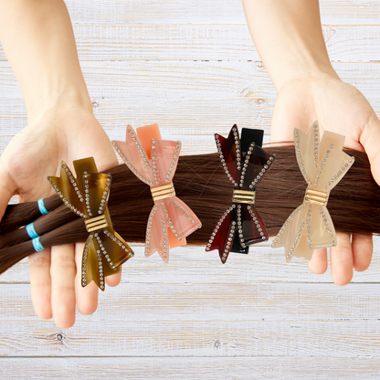 4 barrettes exposées sur mèche cheveux couleur différente