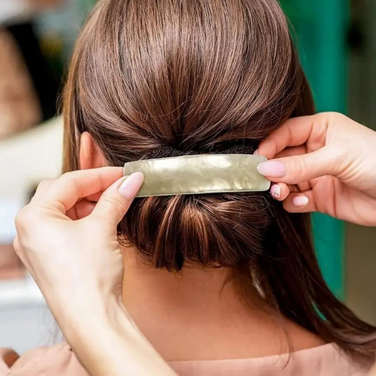 Barrette beige femme se fait coiffer par coiffeuse