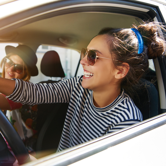 barrette bleu dans cheveux femmes en balade auto