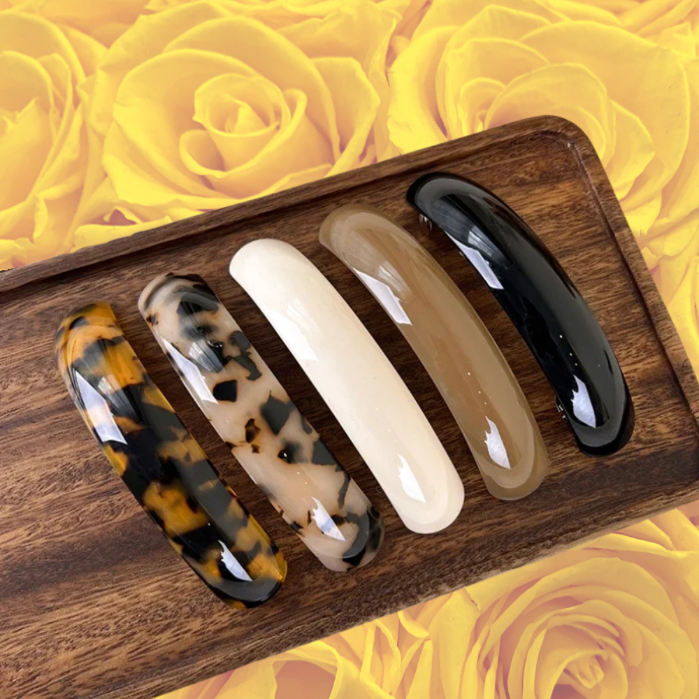 barrette cheveux coucher sur lit de roses
