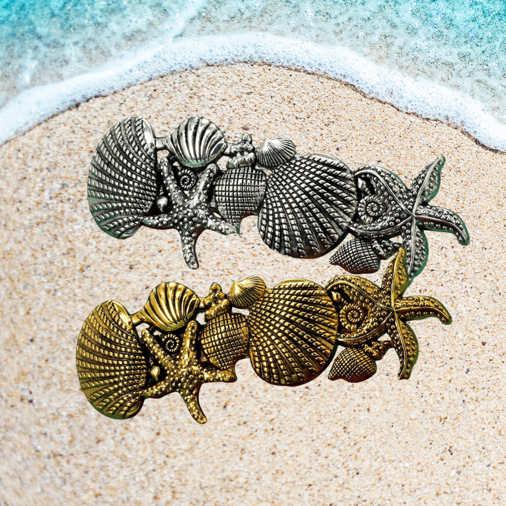 barrette cheveux femme chic déposée sur sable fin