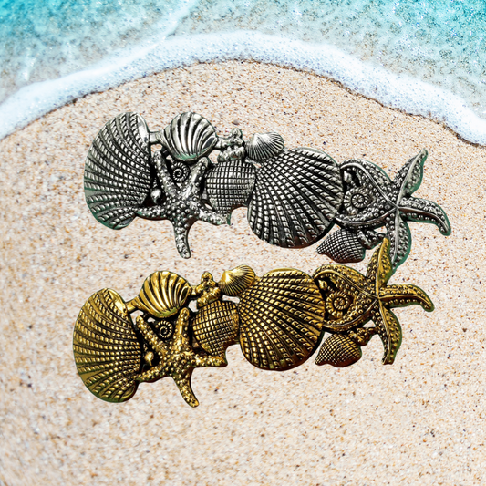 barrette cheveux femme chic déposée sur sable fin