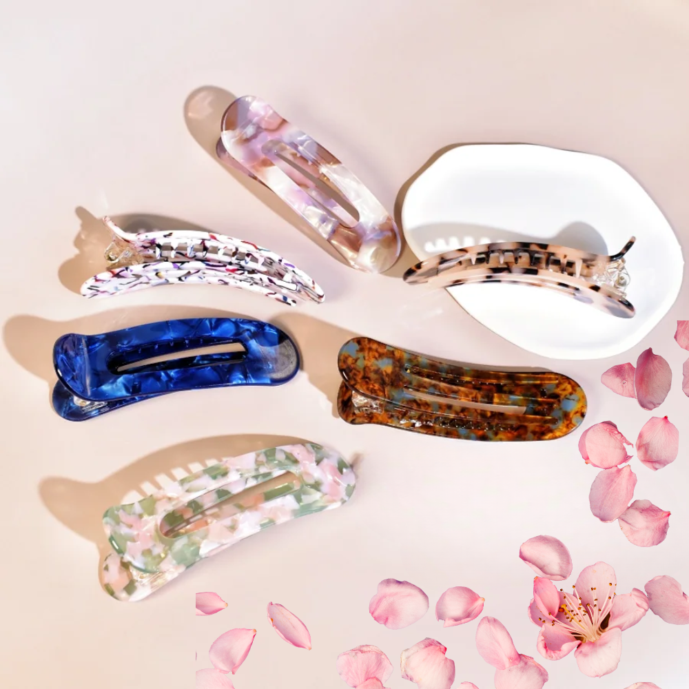 barrette cheveux femme étaler sur table rose