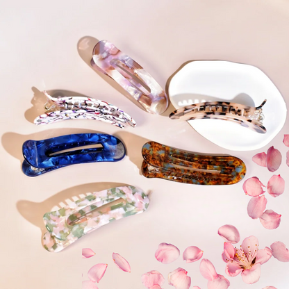 barrette cheveux femme étaler sur table rose