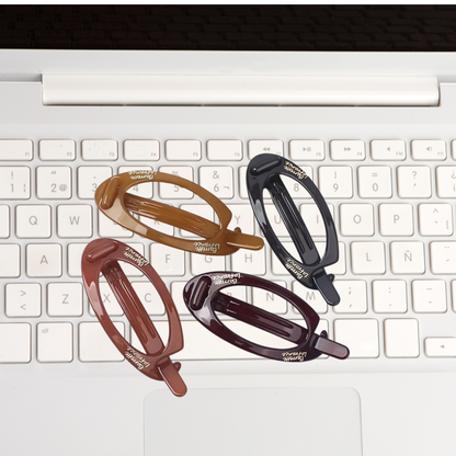 barrette oubliée sur clavier blanc d'ordinateur