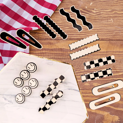 barrette oubliée sur table de cuisine