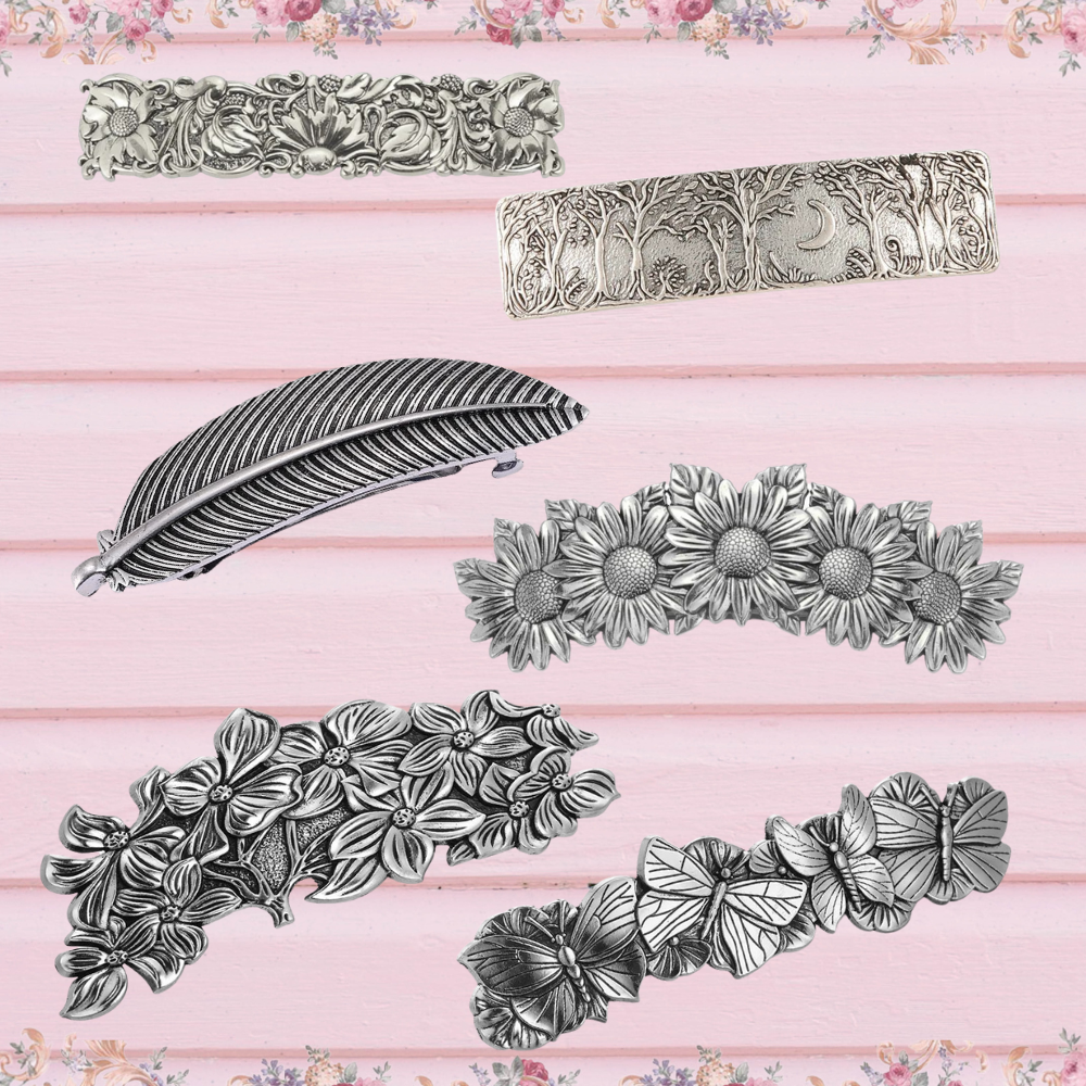 barrette pour les cheveux argentée exposée sur table rose