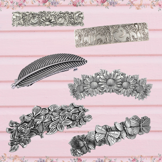 barrette pour les cheveux argentée exposée sur table rose