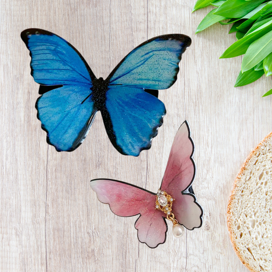 barrette pour les cheveux déposée sur table cuisine en forme papillon