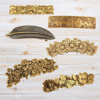 barrette pour les cheveux dorée exposée sur table blanche