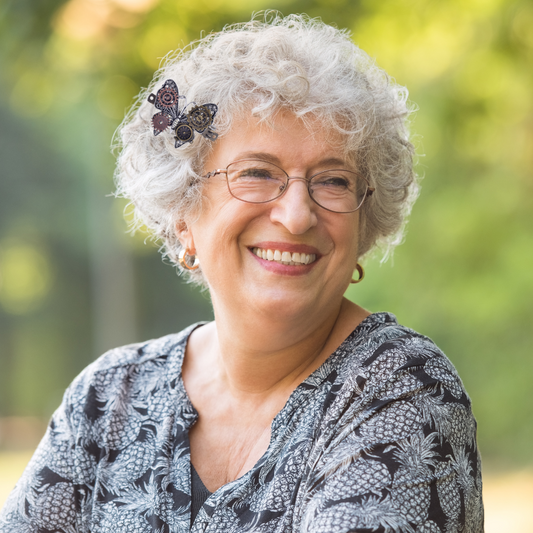 femme âgée porte barrette cheveux femme papillons