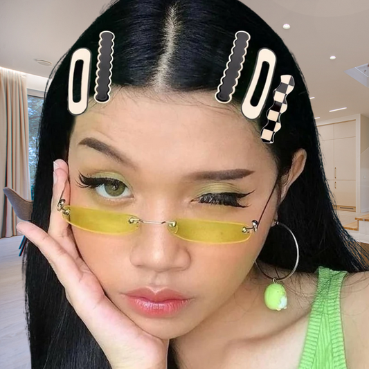 femme aime sa barrette fait clin-d-œil