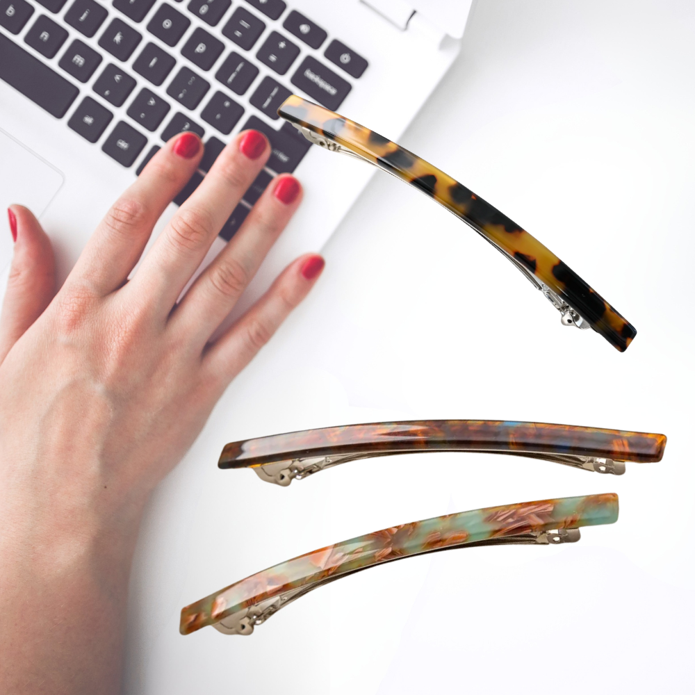femme au bureau expose sa barrette cheveux femme couleur léopard