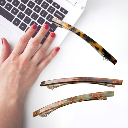 femme au bureau expose sa barrette cheveux femme couleur léopard
