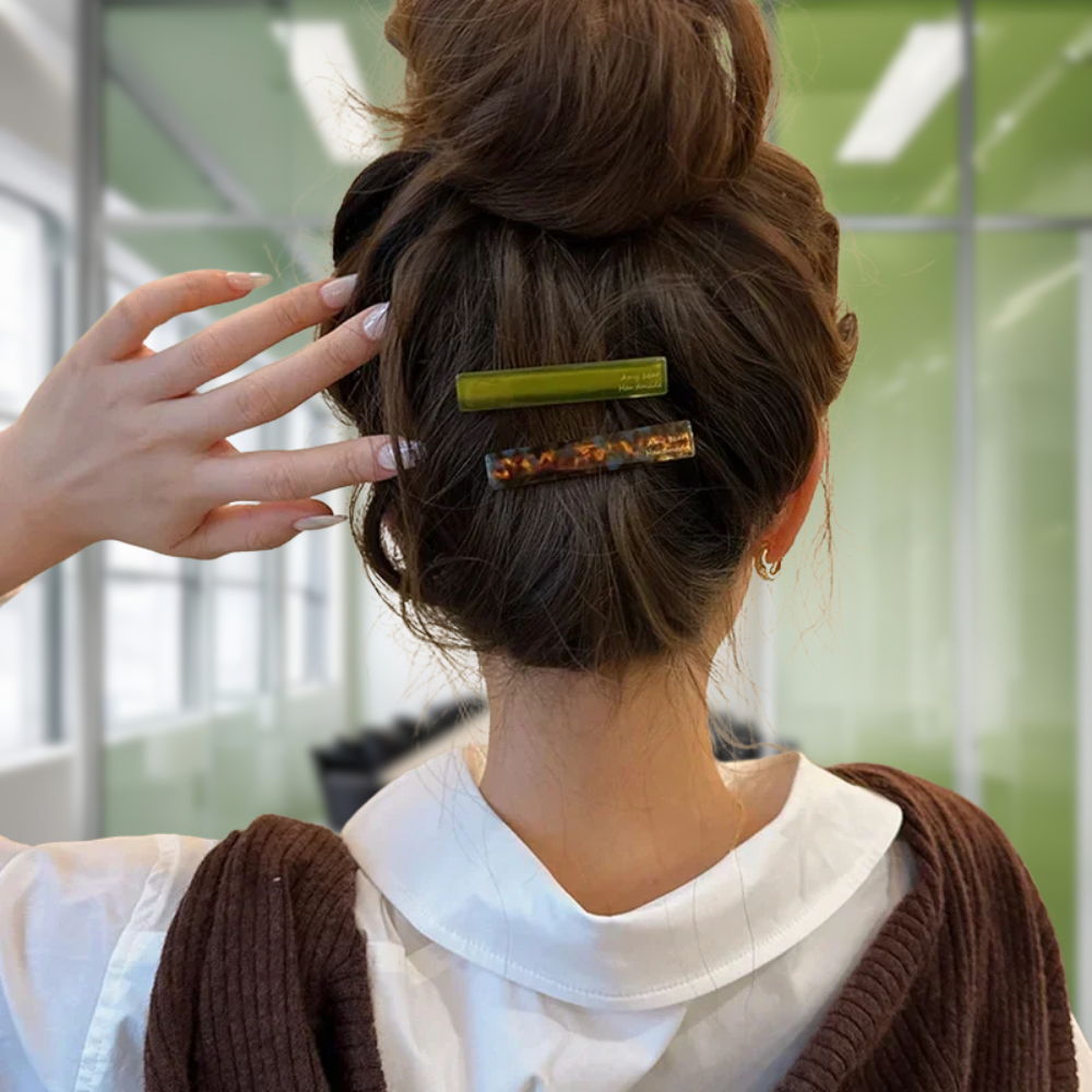 femme au bureau montre sa barrette cheveux femme