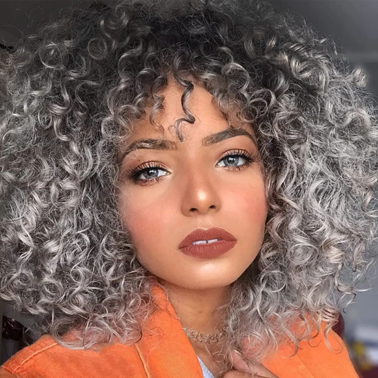 femme blanche porte perruque afro noir et gris bouclée