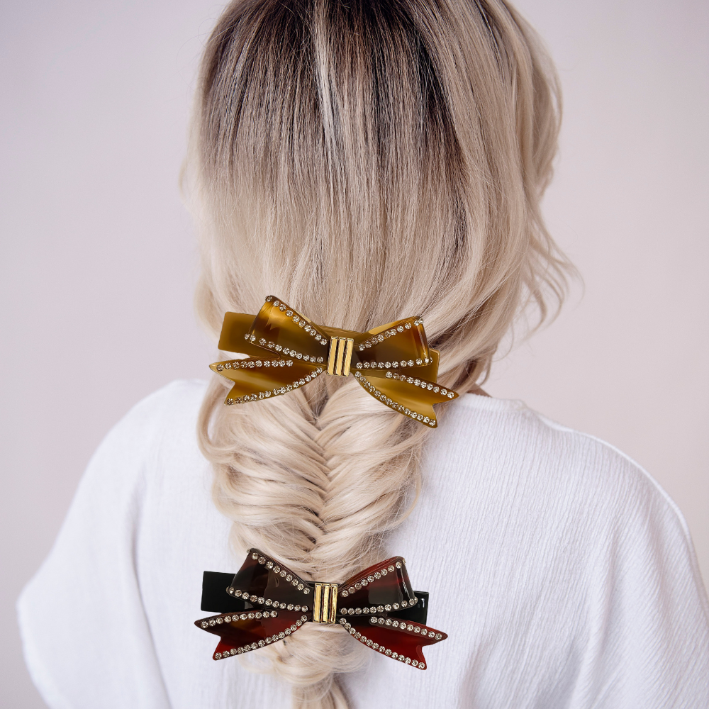 femme blonde porte dans ses cheveux 2 barrettes