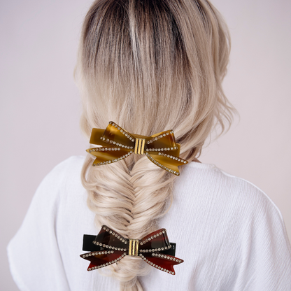 femme blonde porte dans ses cheveux 2 barrettes