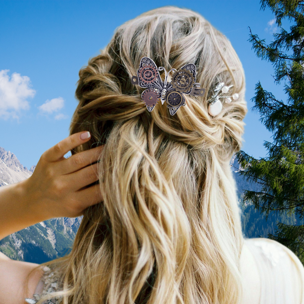 femme blonde se promène avec barrette cheveux femme papillon