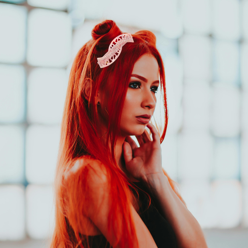 femme cheveux rouge porte barrettes rose