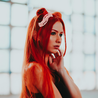 femme cheveux rouge porte barrettes rose